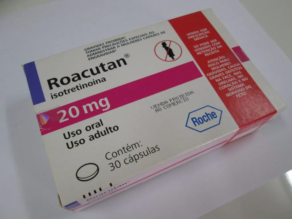 A foto mostra uma caixa de Roacutan, medicamento à base de isotretinoína indicado para o tratamento da acne grave.